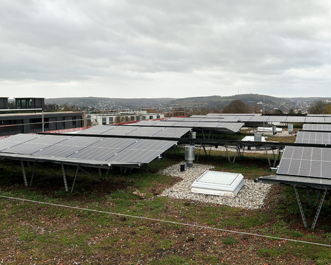 PV-Anlage auf dem Dach einer Wohnanlage